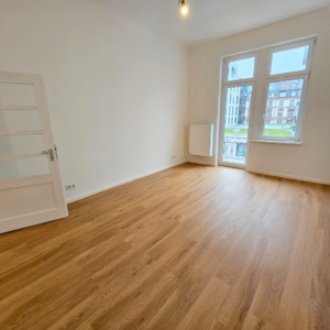 VERMIETET! Nagelneu saniert! Sonnige 3-Zimmer Altbauwohnung + 2 Balkone in bester Lage von Sachsenhausen