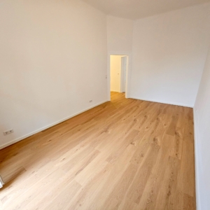 VERMIETET! Nagelneu saniert! Sonnige 3-Zimmer Altbauwohnung + 2 Balkone in bester Lage von Sachsenhausen