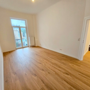 VERMIETET! Nagelneu saniert! Sonnige 3-Zimmer Altbauwohnung + 2 Balkone in bester Lage von Sachsenhausen