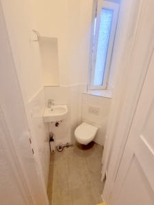 VERMIETET! Nagelneu saniert! Sonnige 3-Zimmer Altbauwohnung + 2 Balkone in bester Lage von Sachsenhausen
