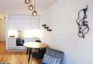 Möbliertes Wohnen auf Zeit! Neubau 2020 – Schick möbliertes 1-Zimmer Apartment mit Balkon & Parkettboden- zentrale Ostend Lage