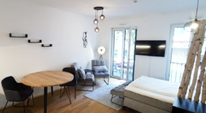 Möbliertes Wohnen auf Zeit! Neubau 2020 – Schick möbliertes 1-Zimmer Apartment mit Balkon & Parkettboden- zentrale Ostend Lage