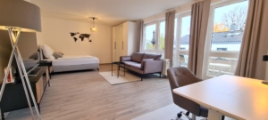 Möbliertes Wohnen auf Zeit! Top Nordend Lage! –  Großes + nagelneu möbliertes 1- Zimmer Studio mit großem Balkon