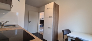 Möbliertes Wohnen auf Zeit! Top Nordend Lage! –  Großes + nagelneu möbliertes 1- Zimmer Studio mit großem Balkon