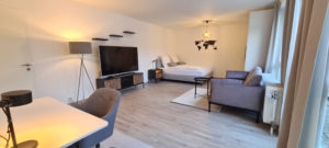 Möbliertes Wohnen auf Zeit! Top Nordend Lage! –  Großes + nagelneu möbliertes 1- Zimmer Studio mit großem Balkon