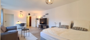 Möbliertes Wohnen auf Zeit! Top Nordend Lage! –  Großes + nagelneu möbliertes 1- Zimmer Studio mit großem Balkon