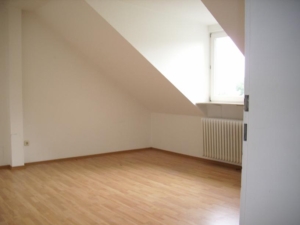 VERMIETET! Gemütliche 2-Zimmer DG-Wohnung (=2.OG) mit Dachterrasse – Top Lage Bornheim Nähe Parlamentsplatz