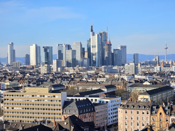 VERMIETET! WOW! TOP SKYLINEBLICK + POOL+SAUNA im Haus! Großes 1 Zimmer Apartment mit Balkon. – Sachsenhausen nahe Lokalbahnhof
