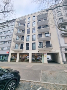 Möbliertes Wohnen auf Zeit! Neubau 2020 – Schick möbliertes 1-Zimmer Apartment mit Balkon & Parkettboden- zentrale Ostend Lage
