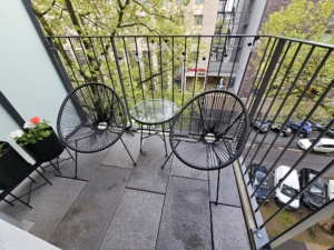 Möbliertes Wohnen auf Zeit! Neubau 2020 – Schick möbliertes 1-Zimmer Apartment mit Balkon & Parkettboden- zentrale Ostend Lage
