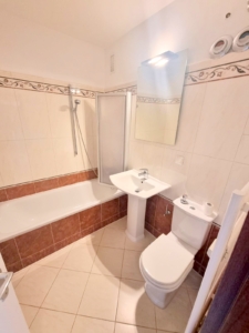 VERMIETET! WOW! TOP SKYLINEBLICK + POOL+SAUNA im Haus! Großes 1 Zimmer Apt. mit Balkon. – Sachsenhausen nahe Lokalbahnhof