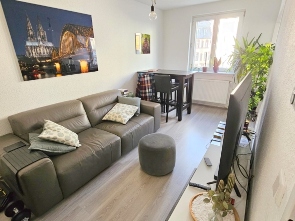 VERMIETET! Schick + gemütlich! 2- Zimmerwohnung inkl. EBK und mit Wintergarten zentral in Niederrad