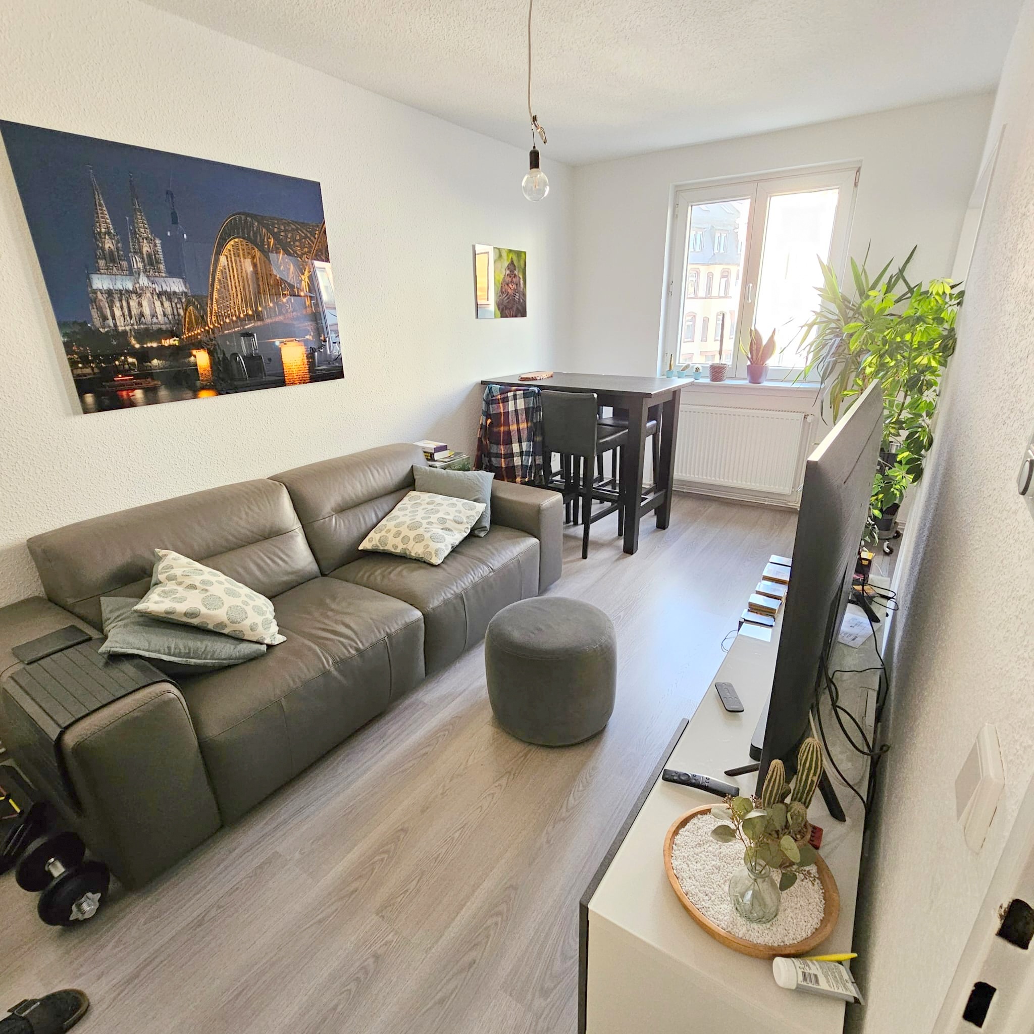 VERMIETET! Schick + gemütlich! 2- Zimmerwohnung inkl. EBK und mit Wintergarten zentral in Niederrad