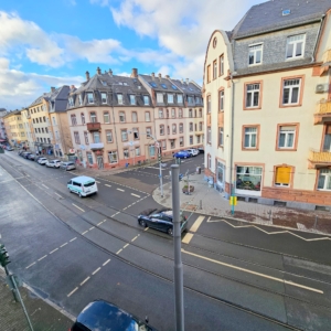 VERMIETET! Schick + gemütlich! 2- Zimmerwohnung inkl. EBK und mit Wintergarten zentral in Niederrad