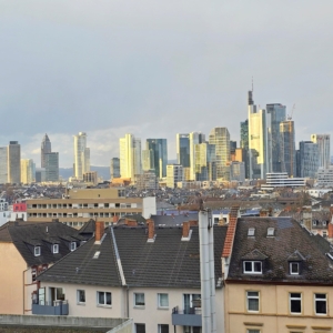 VERMIETET! WOW! TOP SKYLINEBLICK + POOL+SAUNA im Haus! Großes 1 Zimmer Apt. mit Balkon. – Sachsenhausen nahe Lokalbahnhof