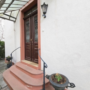 VERMIETET! WOW! Altbaucharme in Top Lage! Große 3 Zimmerwohnung mit Parkett, Kamin und Balkon in Sachsenhausen