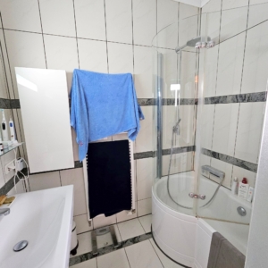 VERMIETET! WOW! Altbaucharme in Top Lage! Große 3 Zimmerwohnung mit Parkett, Kamin und Balkon in Sachsenhausen