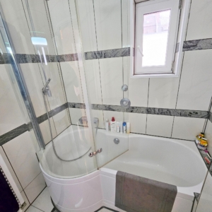 VERMIETET! WOW! Altbaucharme in Top Lage! Große 3 Zimmerwohnung mit Parkett, Kamin und Balkon in Sachsenhausen