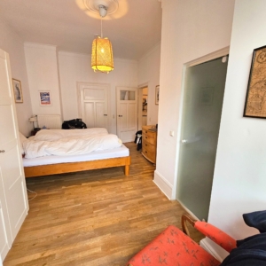 VERMIETET! WOW! Altbaucharme in Top Lage! Große 3 Zimmerwohnung mit Parkett, Kamin und Balkon in Sachsenhausen