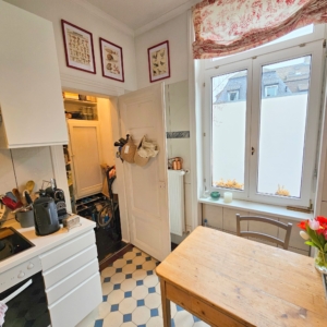 VERMIETET! WOW! Altbaucharme in Top Lage! Große 3 Zimmerwohnung mit Parkett, Kamin und Balkon in Sachsenhausen