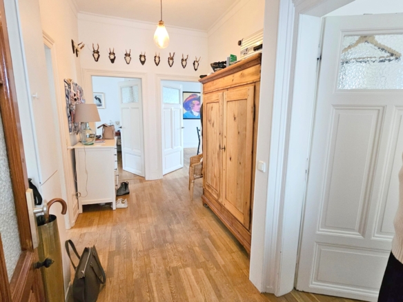 VERMIETET! WOW! Altbaucharme in Top Lage! Große 3 Zimmerwohnung mit Parkett, Kamin und Balkon in Sachsenhausen