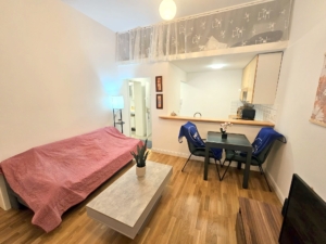VERMIETET! Möbliertes Wohnen auf Zeit: Schick möbliertes 2-Zimmer Apt mit Franz. Balkon & Parkettboden- zentr. Ostend Lage