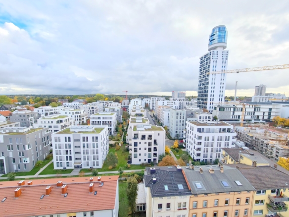 VERMIETET! Schicke + großzügige 2 Zimmer Wohnung im 12. OG mit Panoramablick Balkon – Sachsenhausen + POOL+SAUNA im Haus!