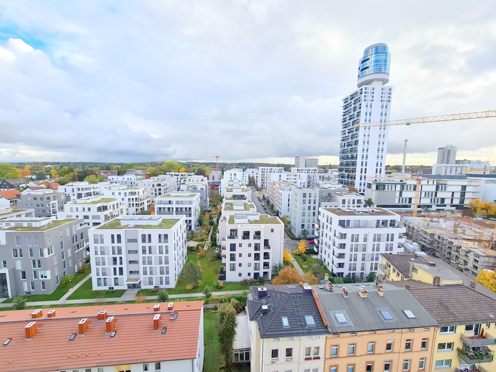 VERMIETET! Schicke + großzügige 2 Zimmer Wohnung im 12. OG mit Panoramablick Balkon – Sachsenhausen + POOL+SAUNA im Haus!