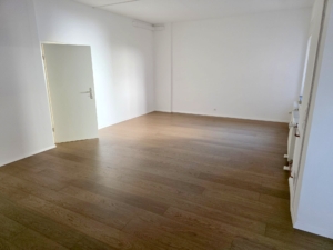 VERMIETET! PROVISIONSFREI! Attraktive 3 Büroräume + Balkon + 1 KFZ-Stellplatz in zentraler Ostend- Lage