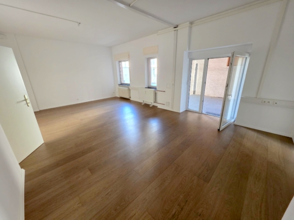VERMIETET! PROVISIONSFREI! Attraktive 3 Büroräume + Balkon + 1 KFZ-Stellplatz in zentraler Ostend- Lage