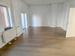 VERMIETET! PROVISIONSFREI! Attraktive 3 Büroräume + Balkon + 1 KFZ-Stellplatz in zentraler Ostend- Lage