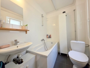 VERMIETET! Altbaucharme pur + ganz oben! Gemütliche 2 Zimmerwohnung im 4. OG (ohne! Aufzug) – ruhig und zentral Nähe EZB