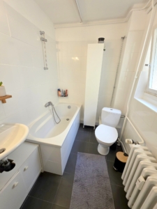 VERMIETET! Altbaucharme pur + ganz oben! Gemütliche 2 Zimmerwohnung im 4. OG (ohne! Aufzug) – ruhig und zentral Nähe EZB