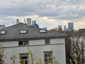 VERMIETET! Altbaucharme pur + ganz oben! Gemütliche 2 Zimmerwohnung im 4. OG (ohne! Aufzug) – ruhig und zentral Nähe EZB