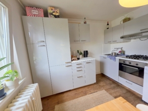 VERMIETET! Altbaucharme pur + ganz oben! Gemütliche 2 Zimmerwohnung im 4. OG (ohne! Aufzug) – ruhig und zentral Nähe EZB