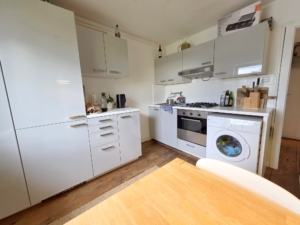 VERMIETET! Altbaucharme pur + ganz oben! Gemütliche 2 Zimmerwohnung im 4. OG (ohne! Aufzug) – ruhig und zentral Nähe EZB