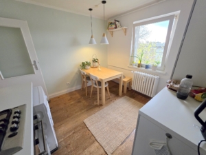 VERMIETET! Altbaucharme pur + ganz oben! Gemütliche 2 Zimmerwohnung im 4. OG (ohne! Aufzug) – ruhig und zentral Nähe EZB