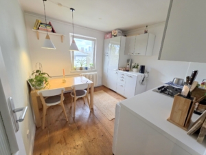 VERMIETET! Altbaucharme pur + ganz oben! Gemütliche 2 Zimmerwohnung im 4. OG (ohne! Aufzug) – ruhig und zentral Nähe EZB