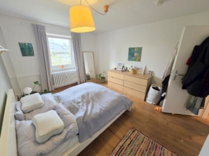 VERMIETET! Altbaucharme pur + ganz oben! Gemütliche 2 Zimmerwohnung im 4. OG (ohne! Aufzug) – ruhig und zentral Nähe EZB