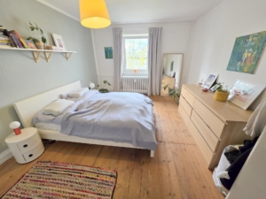 VERMIETET! Altbaucharme pur + ganz oben! Gemütliche 2 Zimmerwohnung im 4. OG (ohne! Aufzug) – ruhig und zentral Nähe EZB