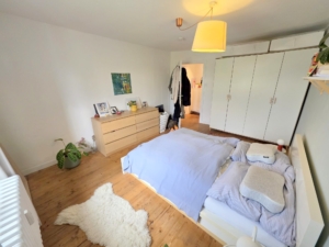 VERMIETET! Altbaucharme pur + ganz oben! Gemütliche 2 Zimmerwohnung im 4. OG (ohne! Aufzug) – ruhig und zentral Nähe EZB