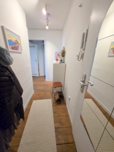 VERMIETET! Altbaucharme pur + ganz oben! Gemütliche 2 Zimmerwohnung im 4. OG (ohne! Aufzug) – ruhig und zentral Nähe EZB