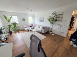 VERMIETET! Altbaucharme pur + ganz oben! Gemütliche 2 Zimmerwohnung im 4. OG (ohne! Aufzug) – ruhig und zentral Nähe EZB