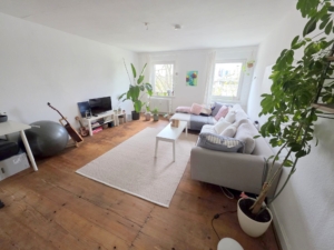 VERMIETET! Altbaucharme pur + ganz oben! Gemütliche 2 Zimmerwohnung im 4. OG (ohne! Aufzug) – ruhig und zentral Nähe EZB