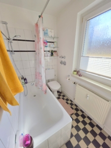 VERMIETET! Top Westendlage! Gemütliche 2 Zimmerwohnung mit kleinem Balkon + Einbauküche im 4. OG ohne! Aufzug