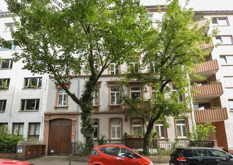 VERMIETET! Altbaucharme pur! Gemütliche 2 Zimmerwohnung mit Balkon – ruhig und zentral Nähe EZB