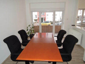 VERMIETET! PROVISIONSFREI! Attraktive 3 Büroräume + Balkon + 1 KFZ-Stellplatz in zentraler Ostend- Lage