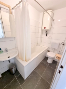 VERMIETET! Komplett renoviert in 2022! Gemütliche 1 Zimmerwohnung mit sep. Küche – Top Lage Bornheim – Nähe Berger Str.