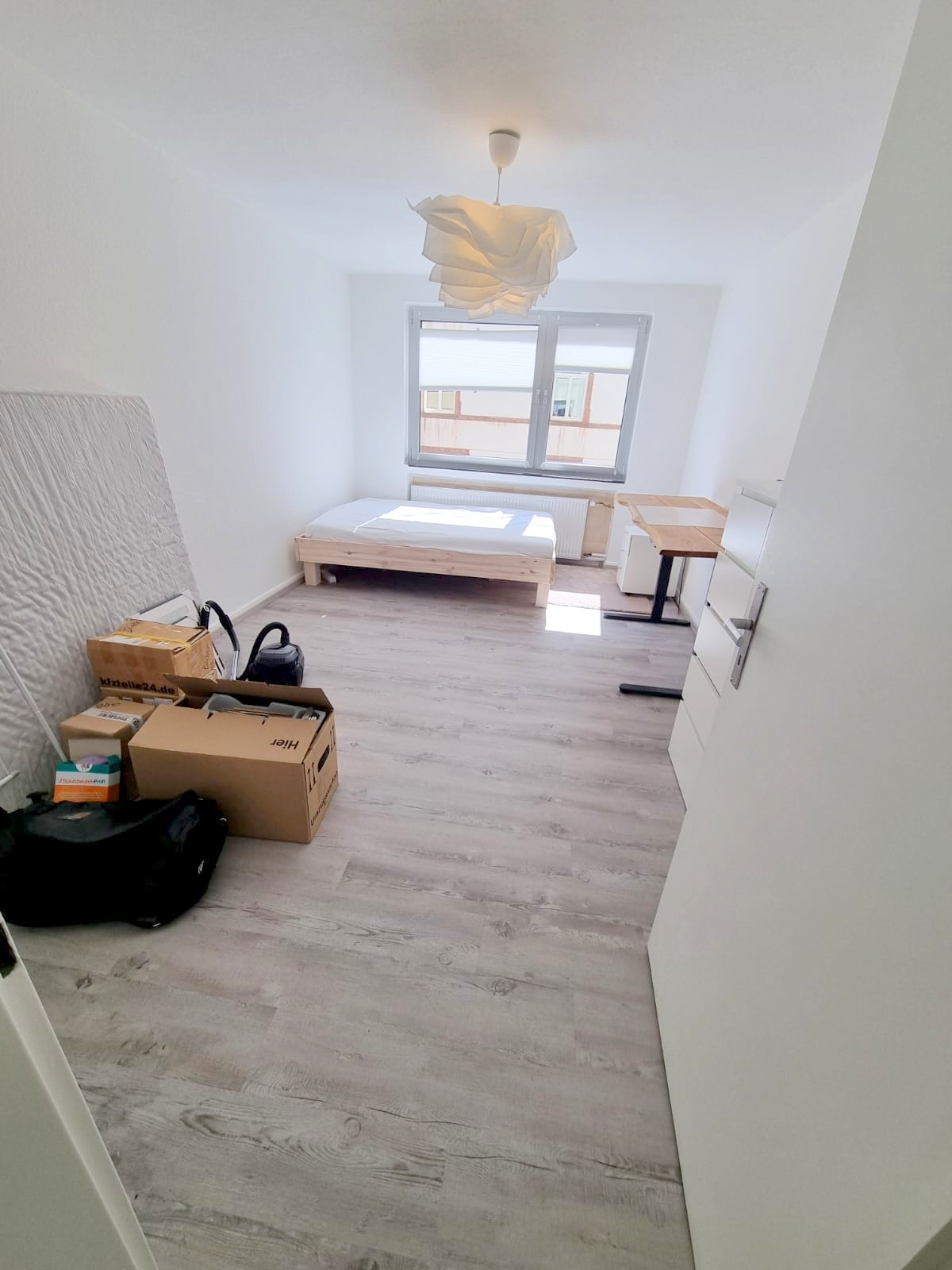 View into the room VERMIETET! Komplett renoviert in 2022! Gemütliche 1 Zimmerwohnung mit sep. Küche – Top Lage Bornheim – Nähe Berger Str.
