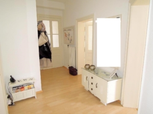 VERMIETET! Altbaucharme mitten im Leben von Alt-Sachsenhausen: Gemütliche 3 Zimmer- Altbauwohnung mit Wannenbad